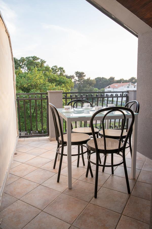 Apartmani Dina Biograd Na Moru Exterior foto